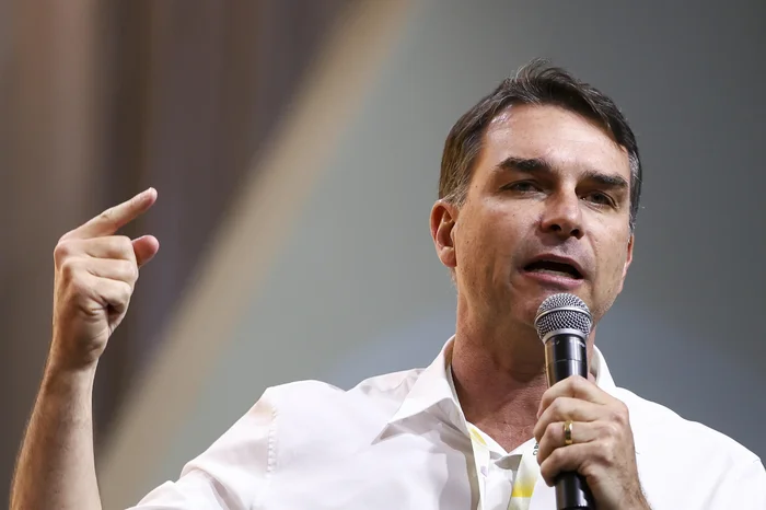 Flávio Bolsonaro admite encontro com Daniel Vorcaro após primeira prisão do banqueiro