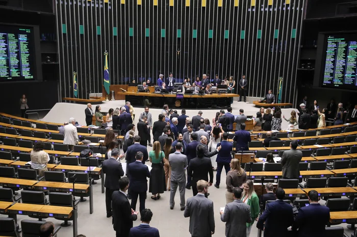 PEC do fim da escala 6×1 terá transição de um ano e será votada em comissão nesta semana