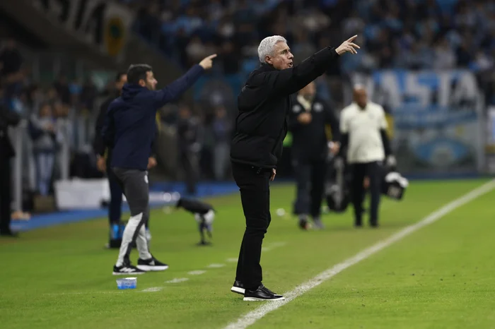 Grêmio vence o Santos de virada e encerra sequência sem vitórias no Brasileirão