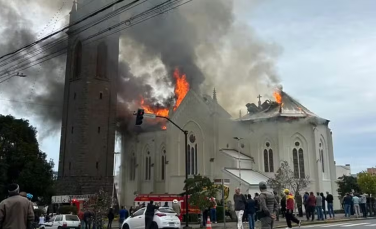 Perícia aponta que incêndio em igreja centenária de Flores da Cunha pode ter relação com obra no telhado