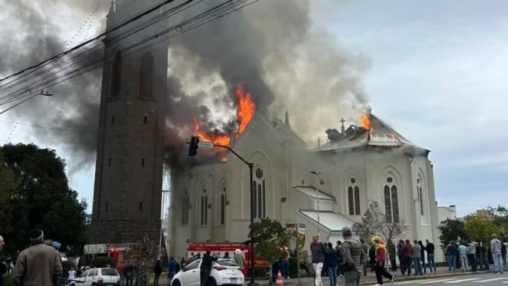 Perícia aponta que incêndio em igreja centenária de Flores da Cunha pode ter relação com obra no telhado