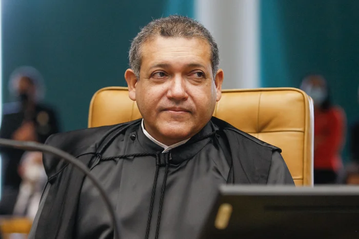 Nunes Marques dá 20 dias para PGR se manifestar sobre revisão da condenação de Bolsonaro