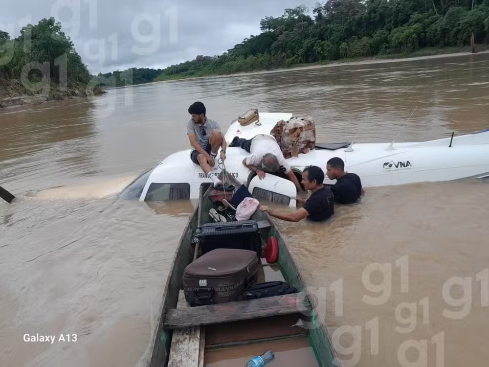 Avião de pequeno porte cai em rio no Acre e deixa feridos