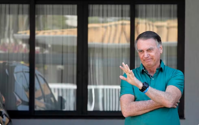 Bolsonaro é internado para cirurgia no ombro em hospital de Brasília