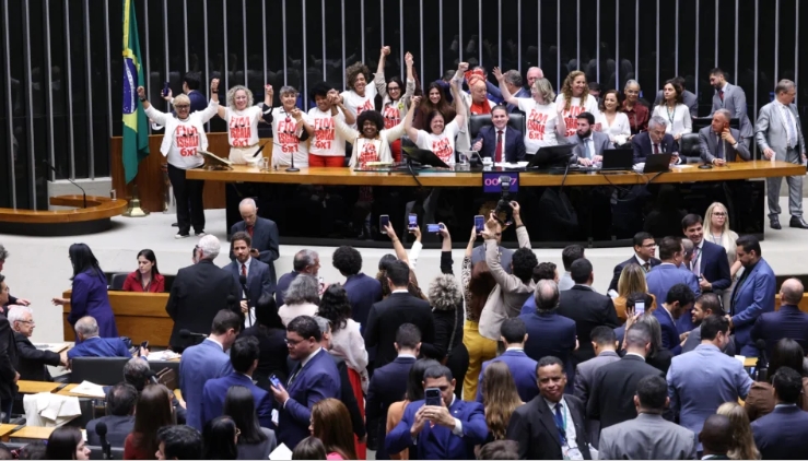 Fim da escala 6×1: Câmara aprova PEC que reduz jornada de trabalho