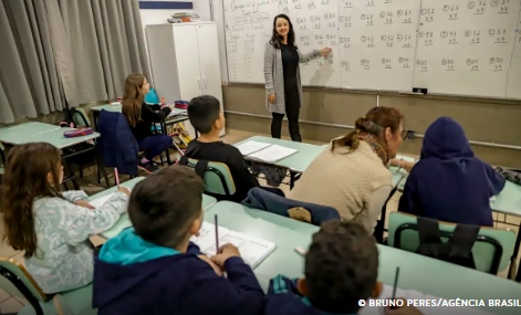 Senado aprova MP que estabelece piso de R$ 5.130 para professores
