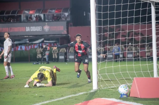Inter foi derrotado pelo Vitória e tem sequência positiva encerrada