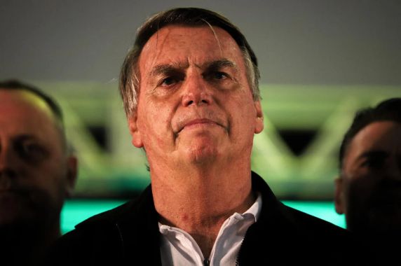 Moraes dá 24 horas para Bolsonaro explicar arma apreendida com sargento