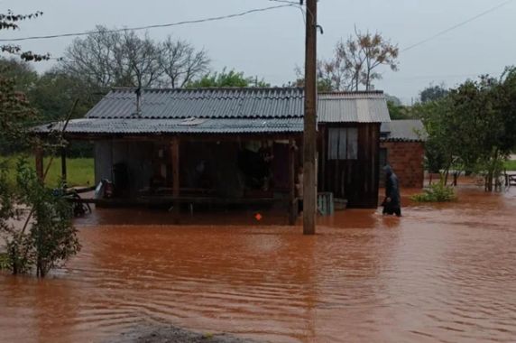 Chuva provocou alagamentos e suspensão de aulas em cidades do norte e do noroeste do RS