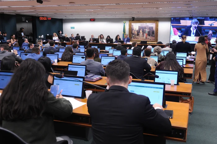 CCJ da Câmara aprova redução da maioridade penal de 18 anos para 16 anos
