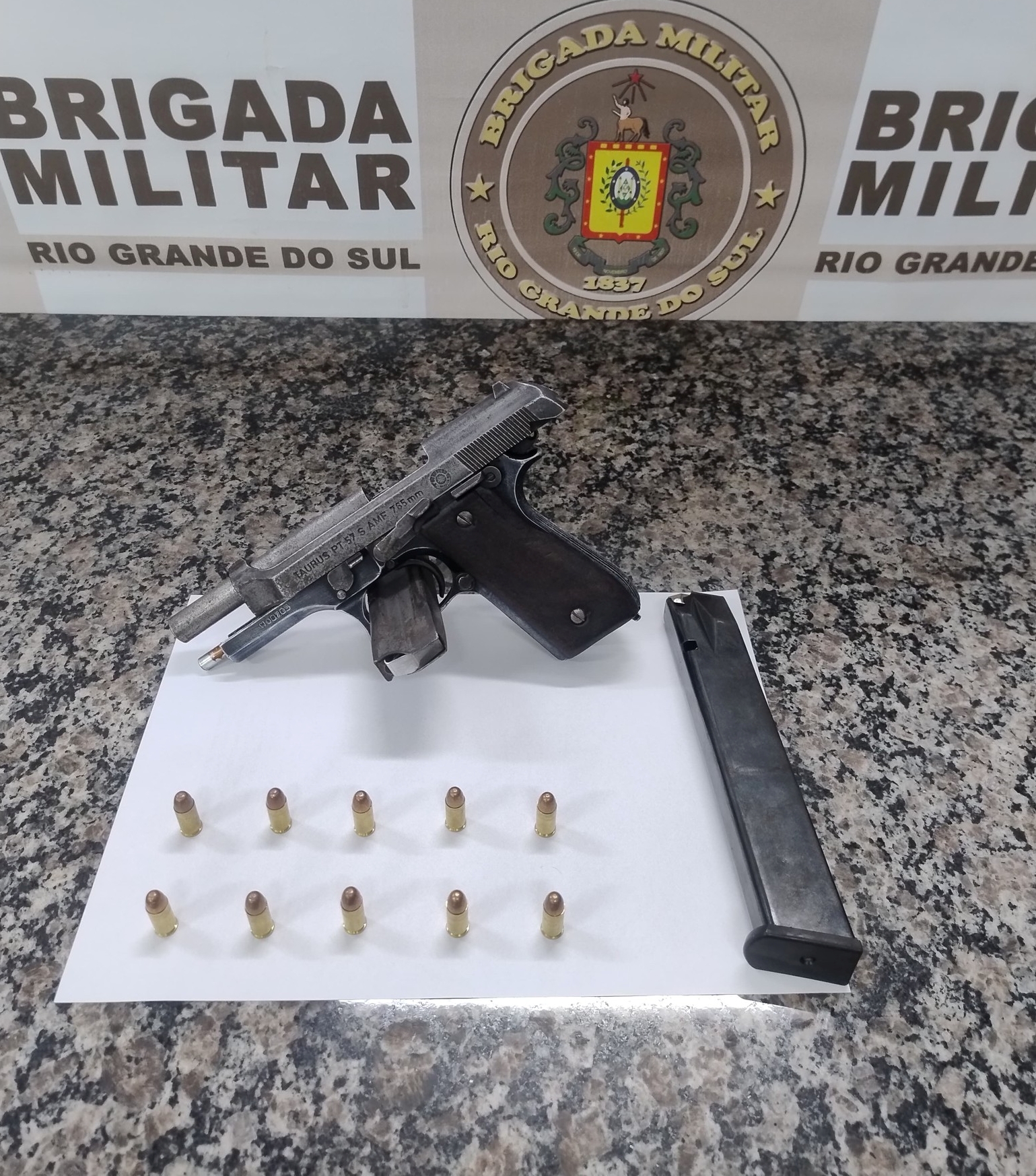 BM realiza apreensão de arma de fogo e munições no bairro São Carlos