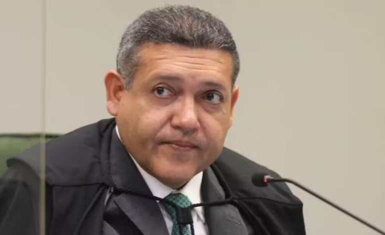 Presidente do TSE manda suspender divulgação de pesquisa que apontava queda de Flávio Bolsonaro