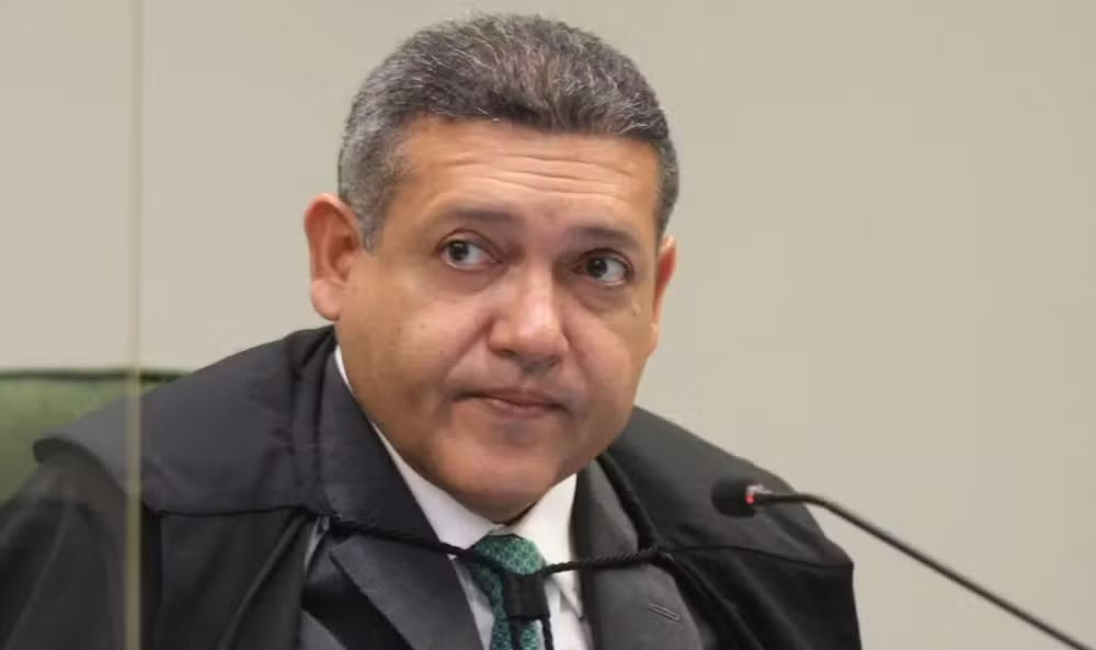 Presidente do TSE manda suspender divulgação de pesquisa que apontava queda de Flávio Bolsonaro