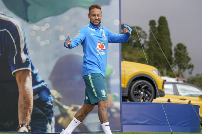 Neymar volta a treinar no campo e avança na recuperação para a Copa do Mundo
