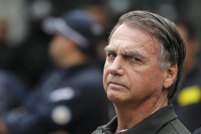 PGR pede cautela sobre arma de Bolsonaro e adia decisão sobre prisão domiciliar