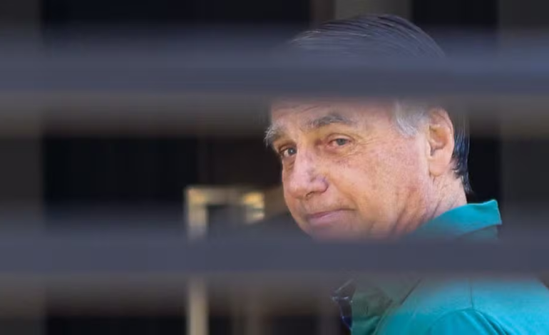 Arma de Bolsonaro apreendida com militar foi inutilizada com aval de Michelle, aponta investigação