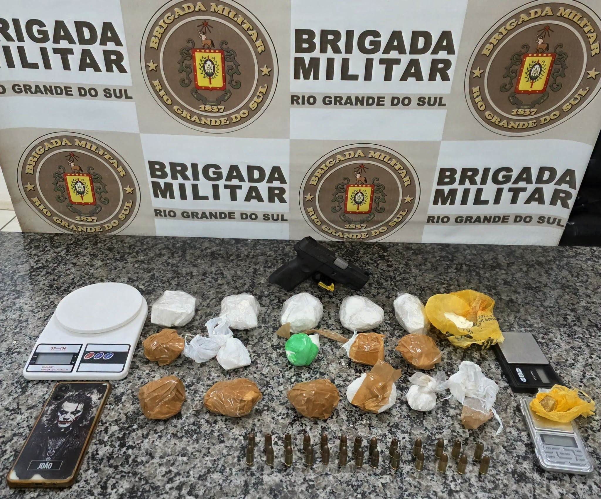 Homem é preso por crimes de tráfico de drogas e posse ilegal de arma em Santo Ângelo