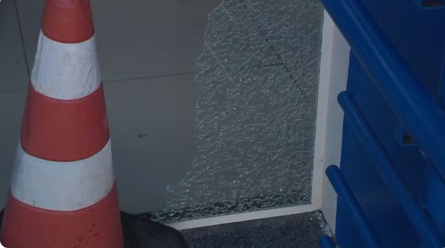 Mulher quebra vidro de escritório da Corsan em Passo Fundo; companhia diz que ela não é cliente
