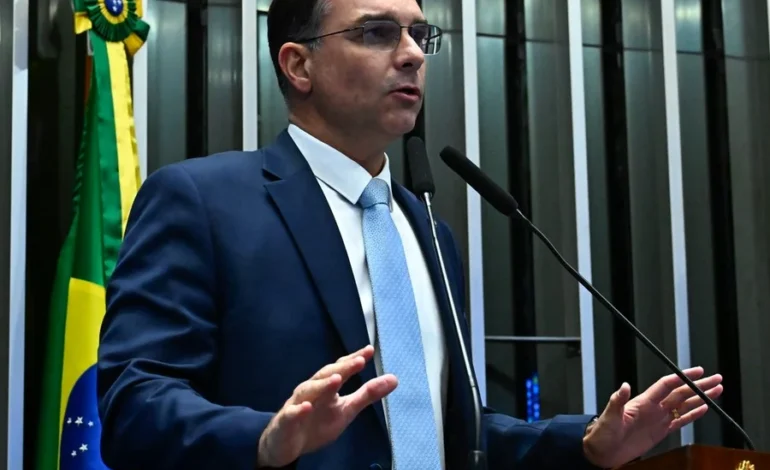 Flávio Bolsonaro diz que vai abrir mão de segurança da PF durante campanha eleitoral