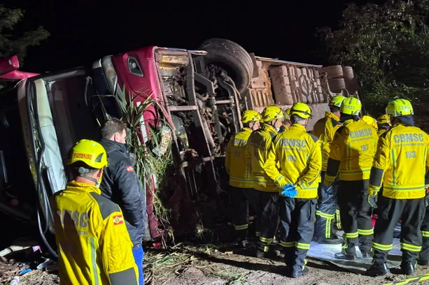 Ônibus que saiu de Gramado tomba com 67 pessoas e deixa três mortos no oeste de SC