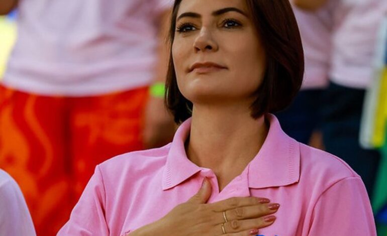 Michelle Bolsonaro deixa presidência do PL Mulher após crise com Flávio