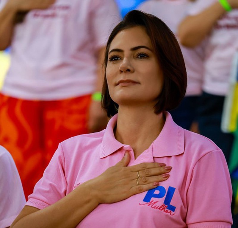 Michelle Bolsonaro deixa presidência do PL Mulher após crise com Flávio