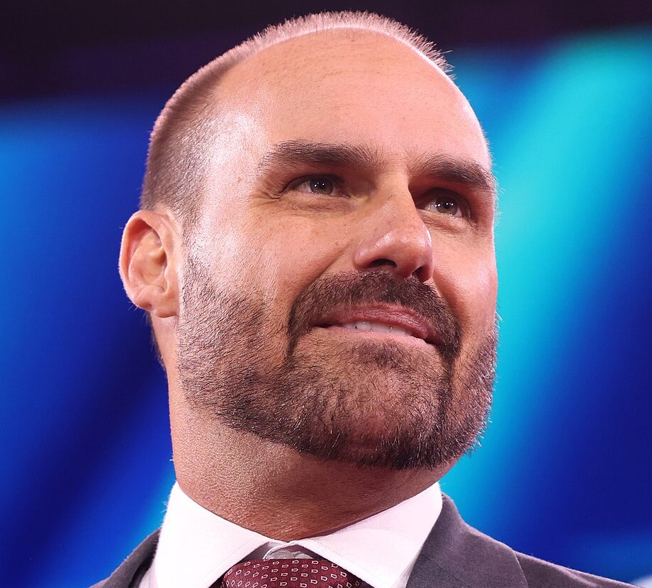 Ministério da Justiça prevê demissão rápida de Eduardo Bolsonaro da PF