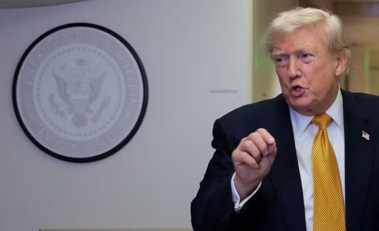 Trump diz que EUA vão assumir controle do Estreito de Ormuz e cobra taxa sobre cargas