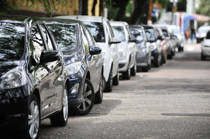 Mais de 372 mil veículos com IPVA atrasado podem entrar na dívida ativa a partir deste sábado no RS