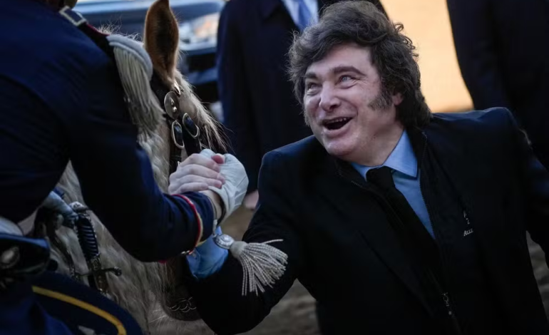 Milei assina decreto que permite barrar entrada e expulsar estrangeiros por “mensagens de ódio” contra argentinos