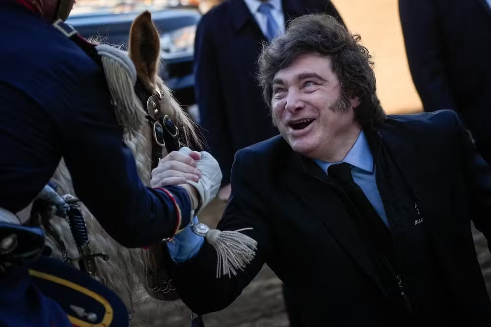 Milei assina decreto que permite barrar entrada e expulsar estrangeiros por “mensagens de ódio” contra argentinos