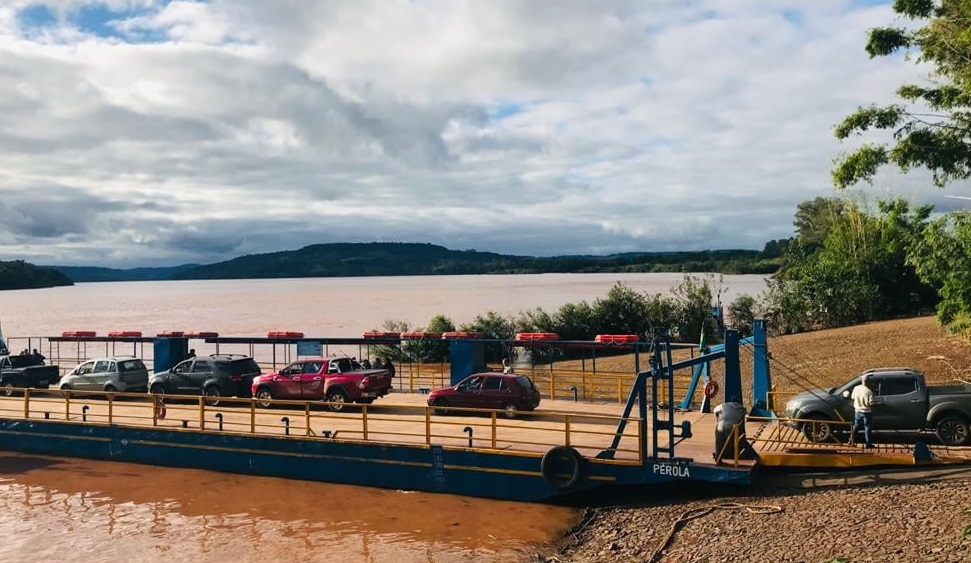 Travessias internacionais por balsa são retomadas no Rio Uruguai após redução do nível do rio