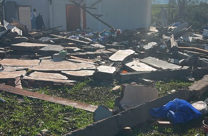 Família precisou ser resgatada de escombros após tornado destruir casas em Giruá