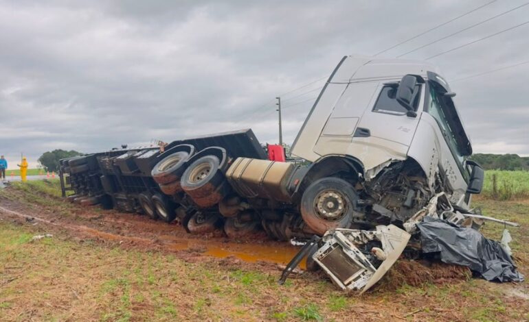 Grave acidente na BR-470 deixa cinco mortos após carro ser esmagado por caminhão em SC