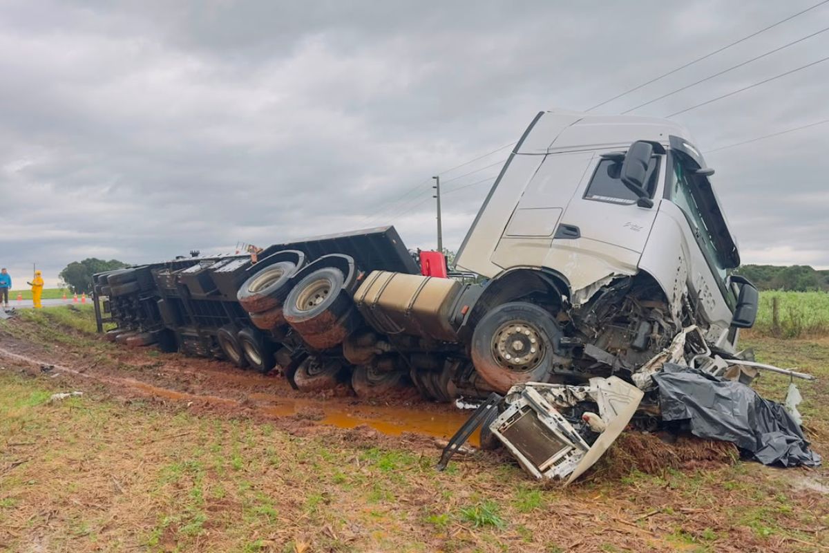 Grave acidente na BR-470 deixa cinco mortos após carro ser esmagado por caminhão em SC