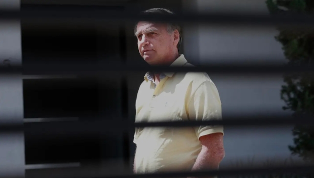 PF faz buscas por armas na casa de Bolsonaro, diz defesa