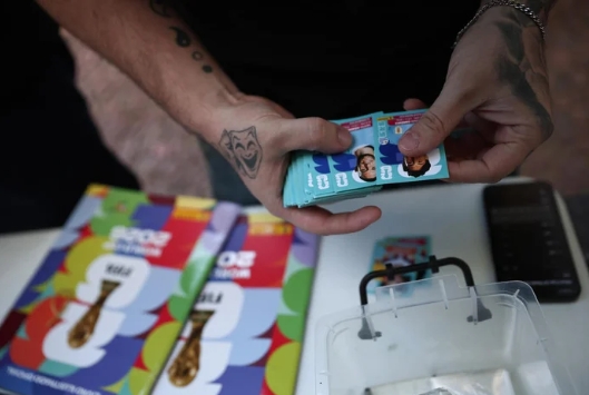 Veja como pedir as figurinhas faltantes do álbum da Copa para a Panini