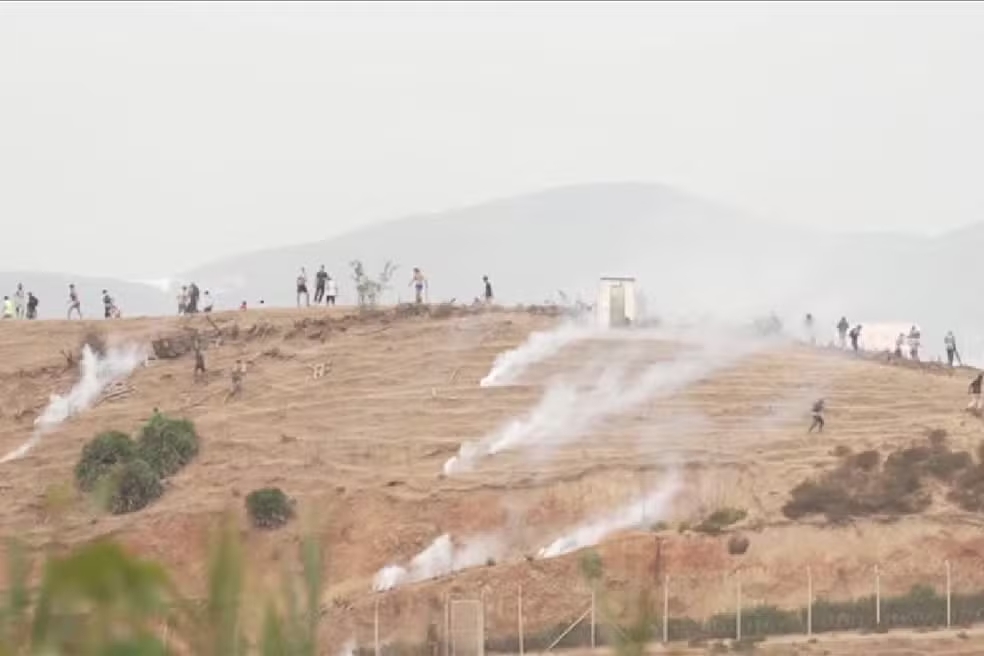 Polícia da Espanha usa bombas de gás para afastar imigrantes na fronteira de Ceuta com Marrocos