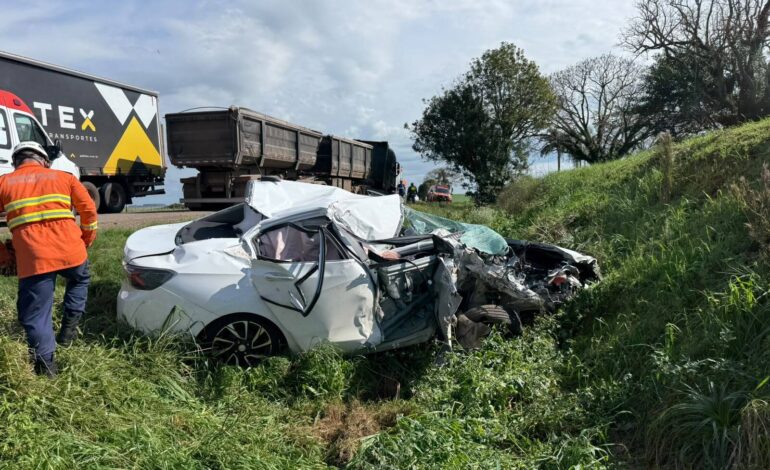 Mulher fica ferida após colisão frontal entre carro e carreta na RSC-377