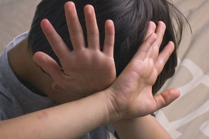 Menino de 11 anos caminha 7 km para pedir ajuda após suposta agressão da mãe