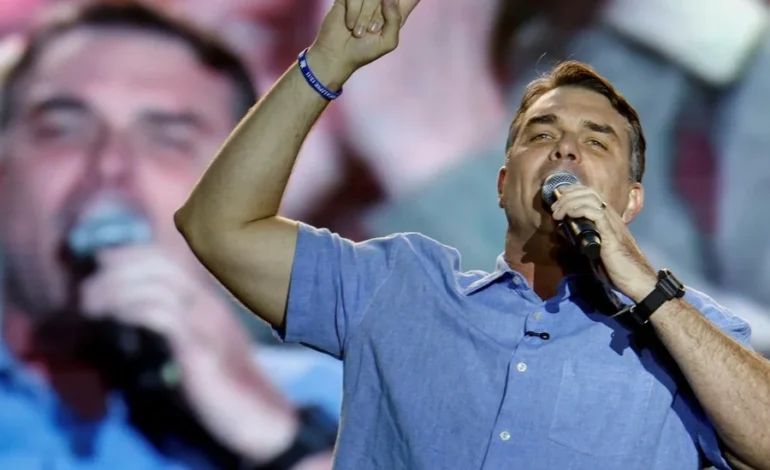 Flávio Bolsonaro diz que irá a debates com Lula e que não deve explicações sobre Master