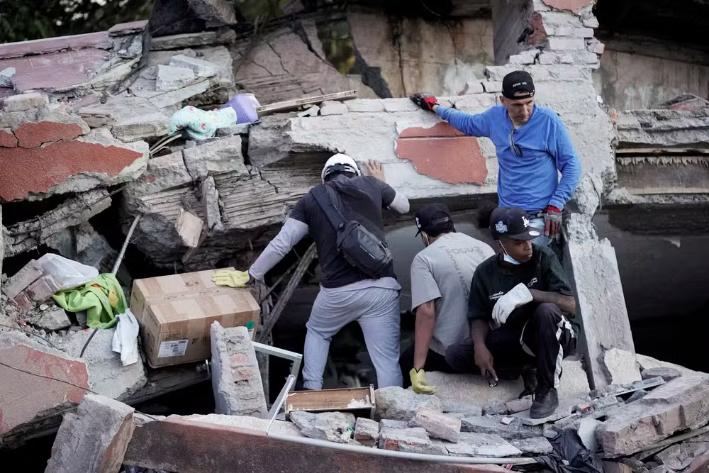 Colômbia entra no segundo dia de buscas após terremoto que deixou mais de 100 mortos