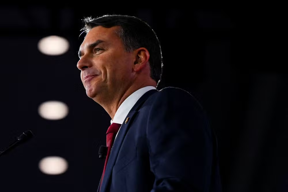 UFRJ nega registro de pós-graduação de Flávio Bolsonaro em Ciências Políticas