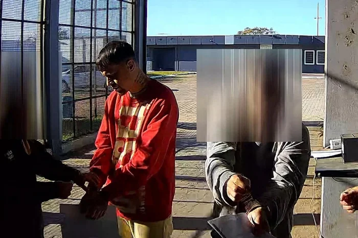 Policial penal é indiciado por falsificar alvará e facilitar fuga de líder de facção no RS
