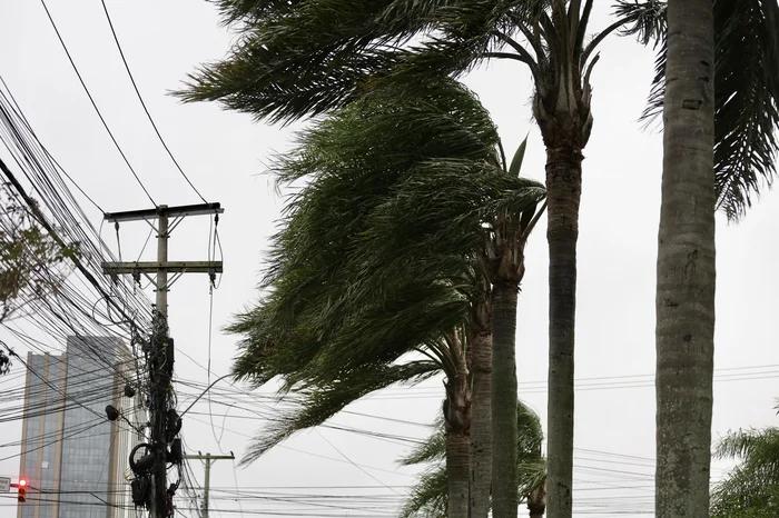 Ciclone extratropical deve atingir o RS com chuva forte e ventos de até 100 km/h