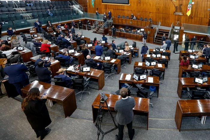 Assembleia Legislativa derruba veto de Leite e aprova fim da taxa de licenciamento de veículos no RS