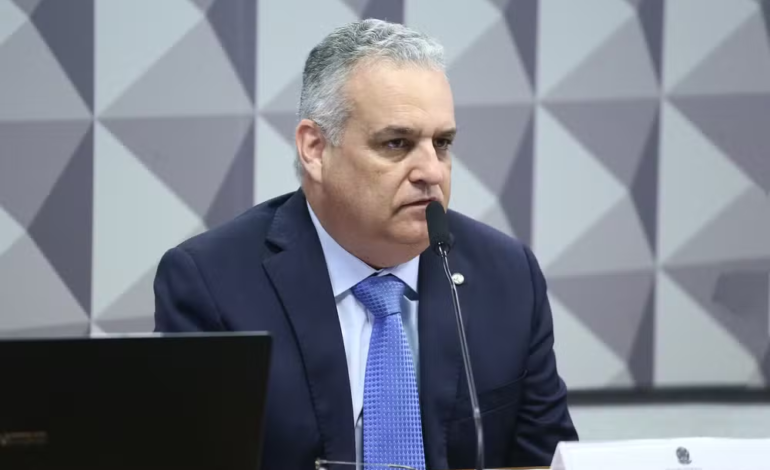Flávio Bolsonaro anuncia Alfredo Gaspar como candidato a vice-presidente