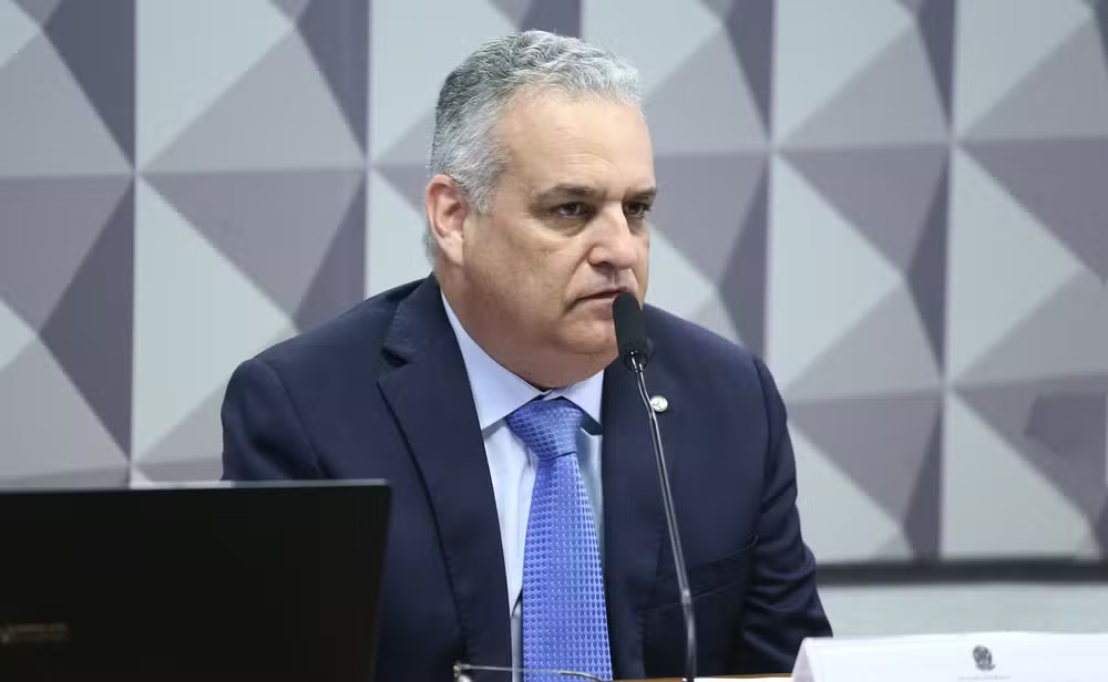 Flávio Bolsonaro anuncia Alfredo Gaspar como candidato a vice-presidente