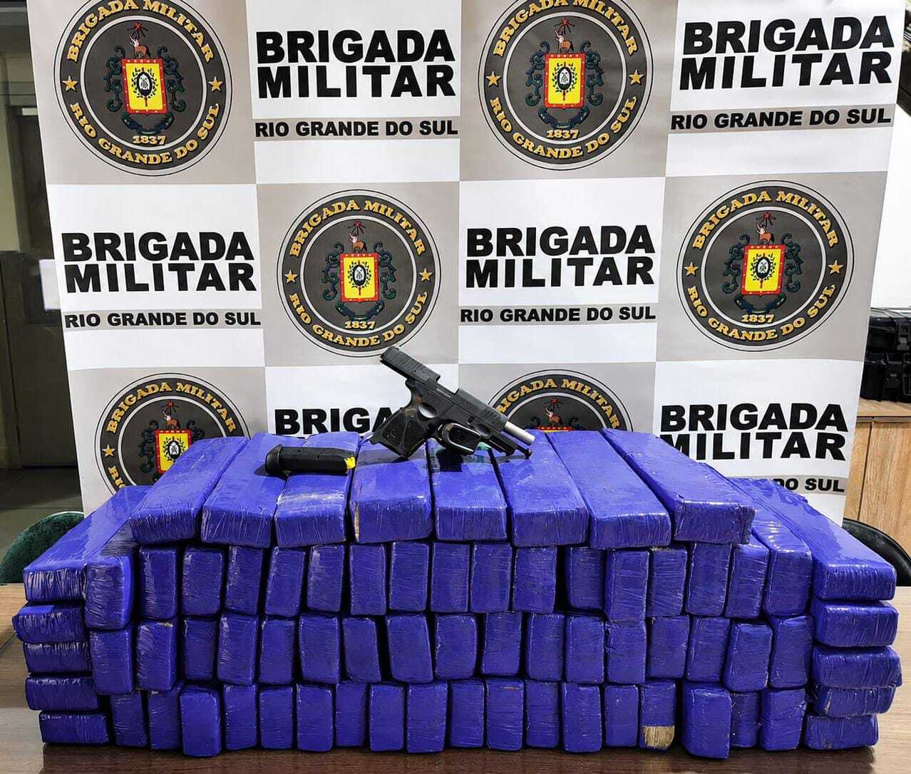 Mulher é presa com mais de 50 kg de maconha e pistola na ERS-342, em Cruz Alta