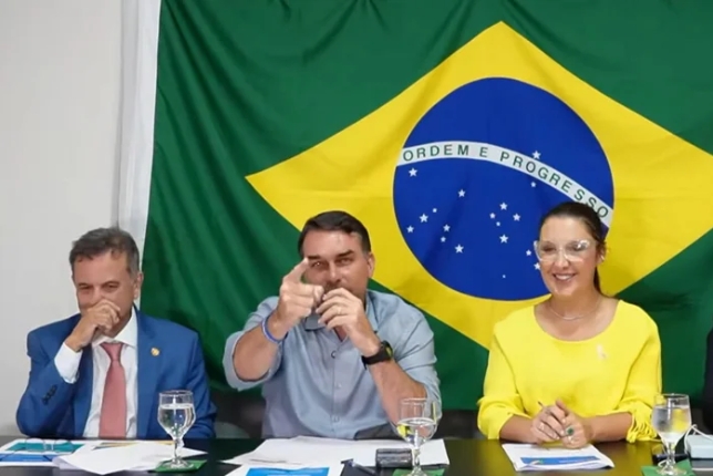 Flávio Bolsonaro diz que gabinete confundiu e-mails do Missão com spam
